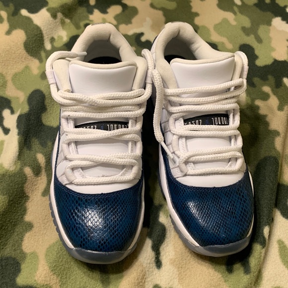 Air Jordan 11 snakeskin navy size is